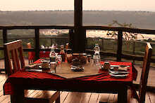 Kasenyi Safari Camp gedeckter Tisch mit Blick auf Bunyampakasees in der Kasenyi-Savanne