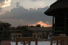 Kasenyi Safari Camp Haupthaus Terrasse Abendessen bei Sonnenuntergang