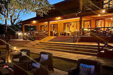 Mawe Mawe Manyara Lodge Tansania Haupthaus bei Nacht