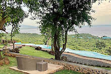 Mawemawe Manyara Lodge Blick von Garten mit Pool und Aussicht