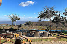 Mawemawe Manyara Lodge Blick von Terrasse mit Pool und Aussicht