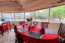 Ziwa Rhino and Wildlife Ranch Tisch mit Sitzgelegenheiten im Restaurant und Bar