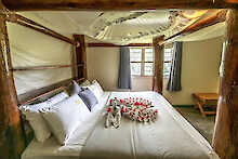 Ziwa Rhino and Wildlife Ranch Gästezimmer mit Doppelbett und Blick zum Fenster