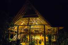 Kibale Forest Camp Restaurant Frontansicht bei Nacht