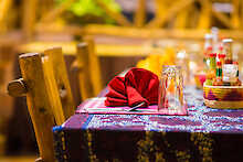 Kibale Forest Camp gedeckter Tisch im Restaurant