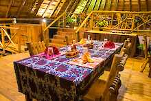 Kibale Forest Camp gedeckter Tisch mit Sitzgelegenheiten im Restaurant