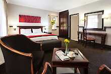 Court Classique Suite Hotel Zimmer mit Doppelbett, Sitzgelegenheiten und Siteboard