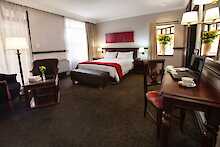 Court Classique Suite Hotel Zimmer mit Doppelbett, Sitzgelegenheiten und Schreibtisch