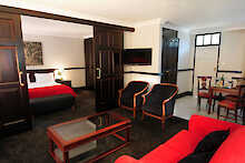 Court Classique Suite Hotel Zimmer mit Lounge und Blick ins Schlafzimmer