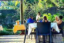 Carpe Diem Guest House Gäste im Restaurant, Tisch im Freien