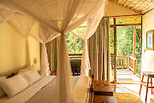 Engagi Lodge Bwindi Cottage Doppelbett mit Blick auf Terrasse