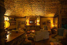 Engagi Lodge Bwindi Haupthaus Lounge mit Kamin