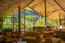 Engagi Lodge Bwindi Haupthaus offene Lounge mit Blick in die Natur