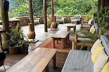 Engagi Lodge Bwindi Terrasse mit Couch Tisch und Kamin