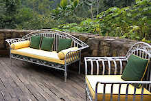 Engagi Lodge Bwindi Terrasse mit Sitzgelegenheiten