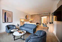 Victoria & Alfred Waterfront Hotel Zimmer mit Lounge, Doppelbett und Siteboard