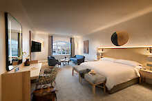 Victoria & Alfred Waterfront Hotel Zimmer mit Lounge, Doppelbett und Siteboard