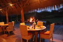 Enjojo Lodge Restaurant in Abendstimmung mit Lagerfeuer