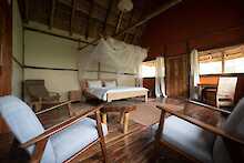 Enjojo Lodge Cottage mit Doppelbett und Sitzgelegenheiten