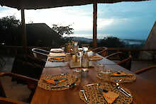 Kikonko Lodge Restaurant gedeckter Tisch mit Blick auf den Albertsee