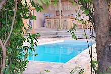 Kikonko Lodge Pool und Poolbar im Hintergrund