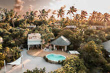 Zanzibar White Sands Hauptgebäude mit Pool Vogelperspektive