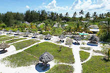 Zanzibar White Sands Strand mit Strandliegen und Sonnenschirmen Vogelperspektive