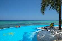 Shooting Star Lodge Infinity Pool mit Strandblick