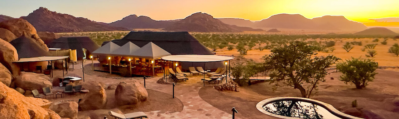 Blick auf das Twyfelfontein Adventure Camp bei Sonnenuntergang