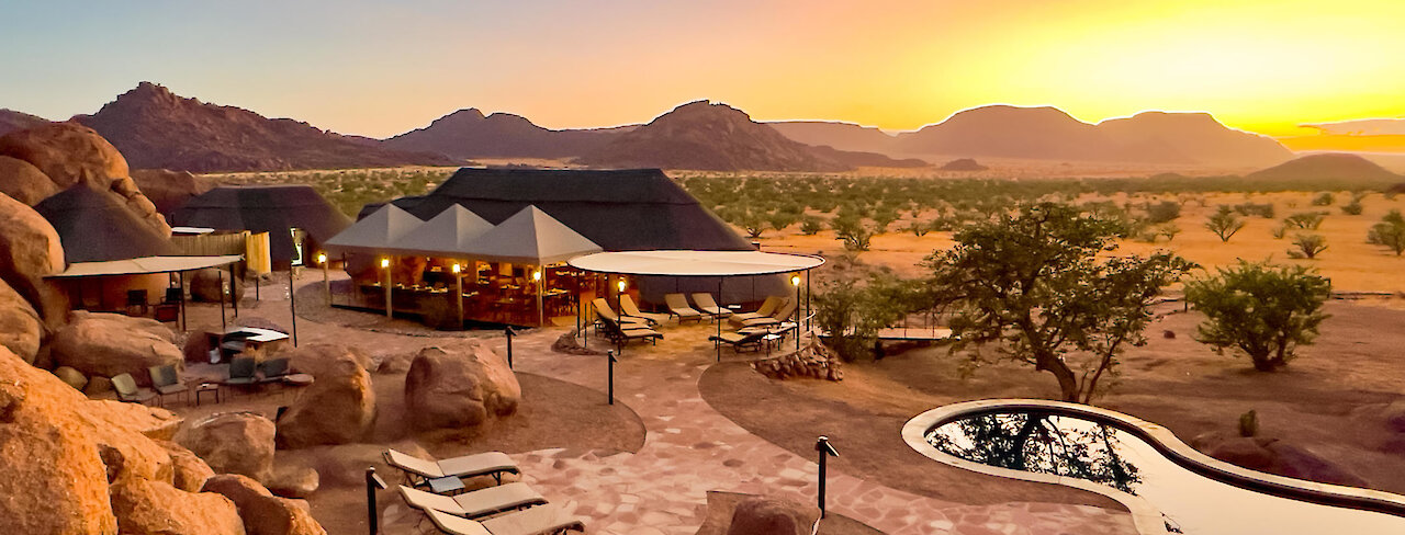 Blick auf das Twyfelfontein Adventure Camp bei Sonnenuntergang