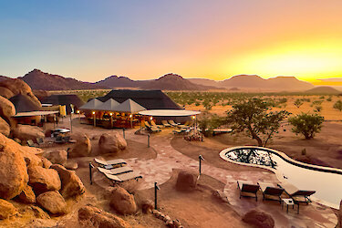 Blick auf das Twyfelfontein Adventure Camp bei Sonnenuntergang