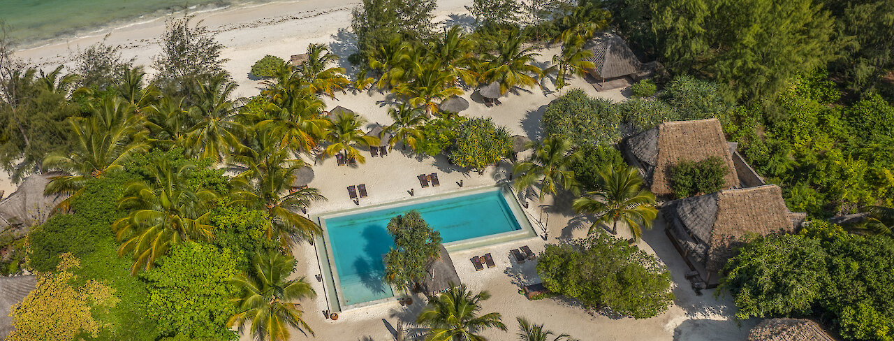 Mwezi Boutique Resort in Weitaufnahme mit Blick auf Strand und Meer