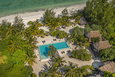 Mwezi Boutique Resort in Weitaufnahme mit Blick auf Strand und Meer