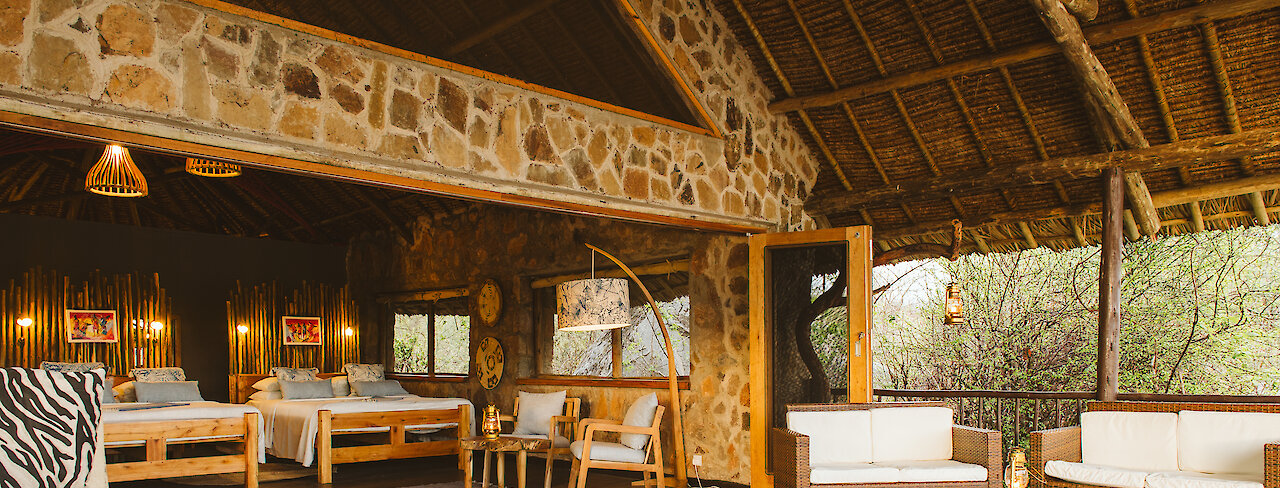 Blick ins Schlafzimmer von der privaten Terrasse in der Ruaha River Lodge