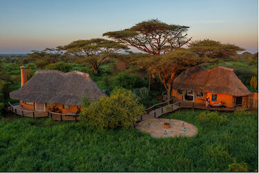 Tawi Lodge Weitaufnahme mit Natur und Grüner Umgebung