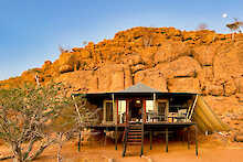 Blick auf das Premiumzelt im Twyfelfontein Adventure Camp