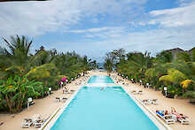 Vorderer Ausblick auf die Pools vom Restaurant im Fun Beach Hotel