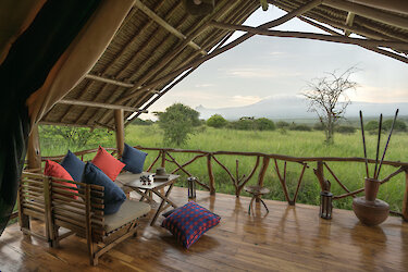 Blick ins Grüne von der Terrasse des Elarai Camps