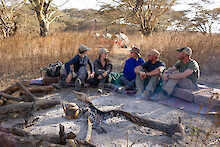 Reisegruppe am Lagerfeuer