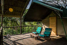 Verenda mit Holzstühlen im Tandala Tented Camp