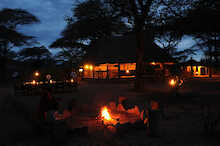 Lagerfeuer am Abend im Tandala Tented Camp