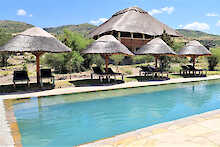 Africa Safari Lake Natron Camp Pool mit Blick zum Haupthaus