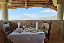 Africa Safari Lake Natron Camp Restaurant mit Blick zum Kilimanjaro