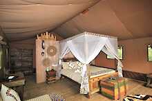 Africa Safari Lake Natron Camp Zeltinneres mit Doppelbett und Bad