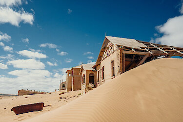 Häuser umspült von Wüstensand