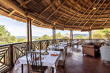 Africa Safari Maasai Boma gedeckte Tische im Restaurant mit Ausblick