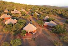 Africa Safari Maasai Boma Luftaufnahme der Bungalows