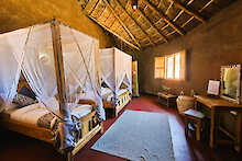 Africa Safari Maasai Boma Bungalow mit zwei Doppelbetten