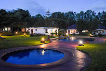 Pool in der Bougainvillea Safari Lodge am Abend