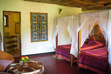 Schlafzimmer mit Doppelbett im Bougainvillea Safari Lodge